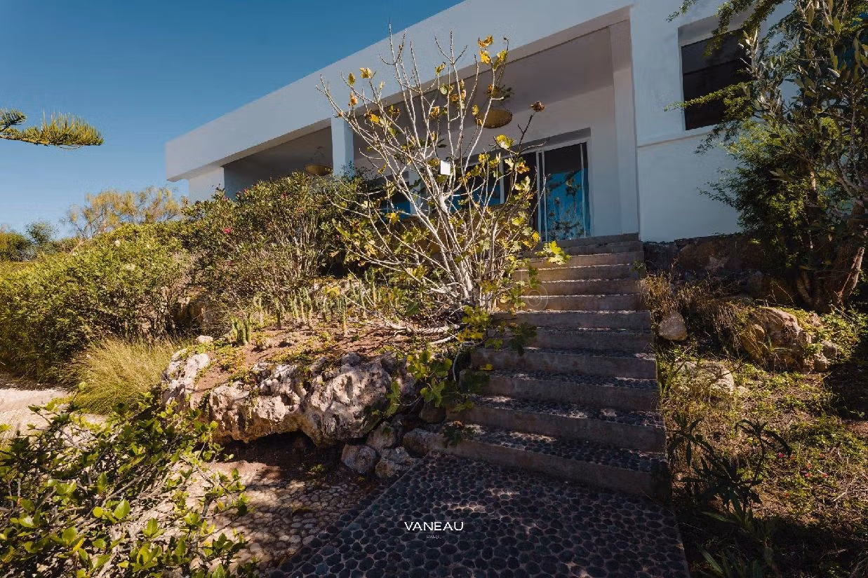 House for sale. 7 comfortable rooms. Garden and terrace. 