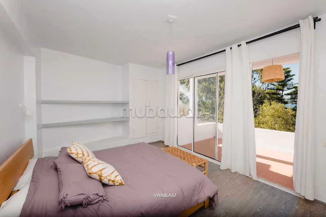 House for sale. 7 comfortable rooms. Garden and terrace. 