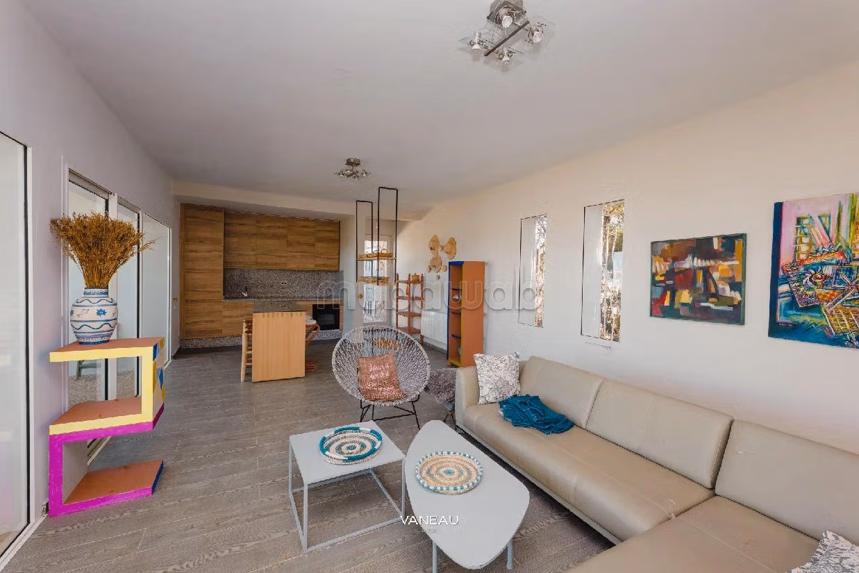 House for sale. 7 comfortable rooms. Garden and terrace. 