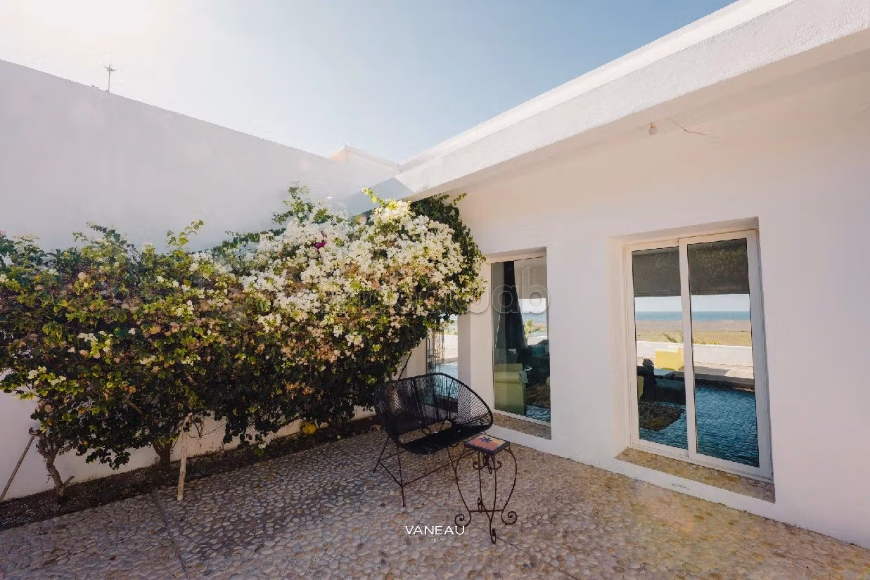 House for sale. 7 comfortable rooms. Garden and terrace. 