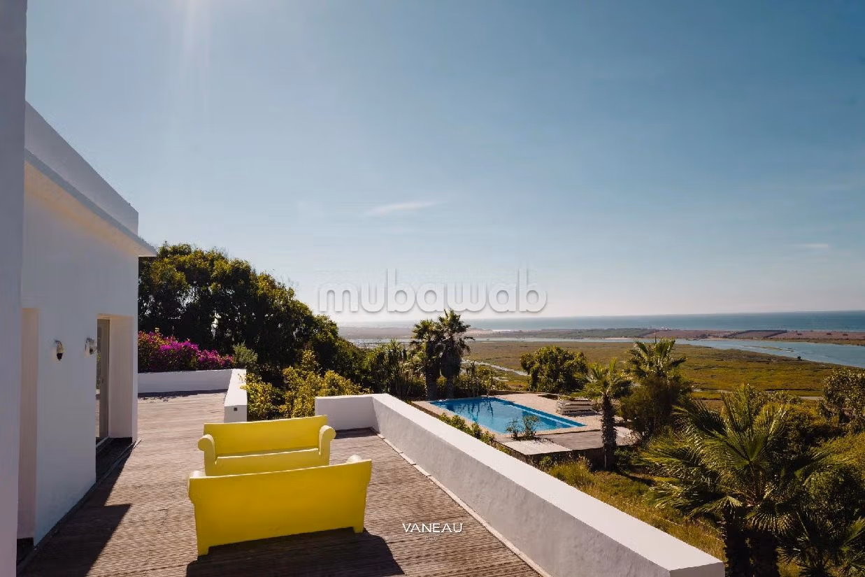 House for sale. 7 comfortable rooms. Garden and terrace. 