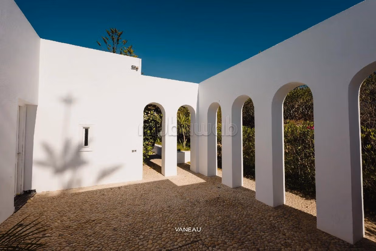 House for sale. 7 comfortable rooms. Garden and terrace. 