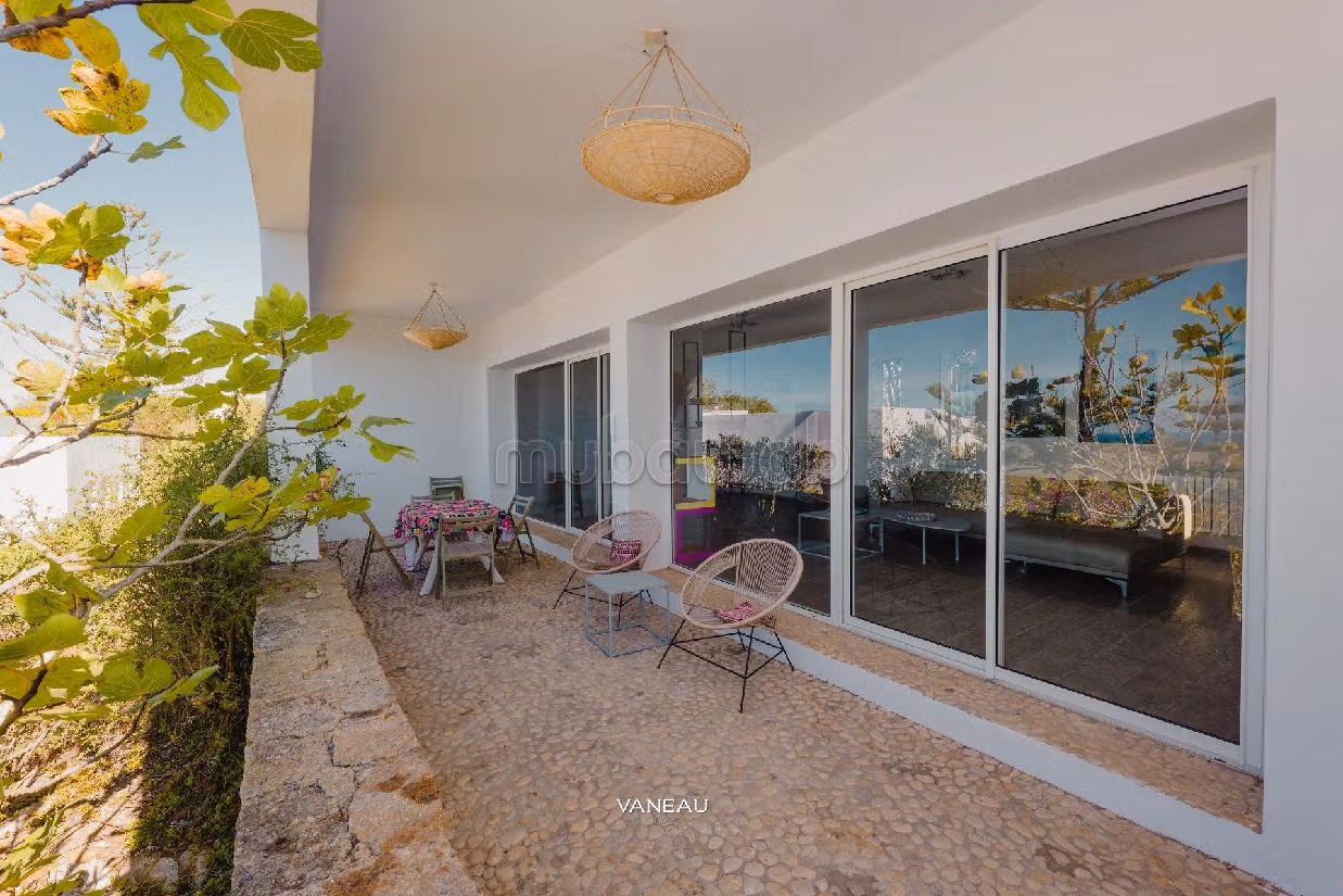 House for sale. 7 comfortable rooms. Garden and terrace. 