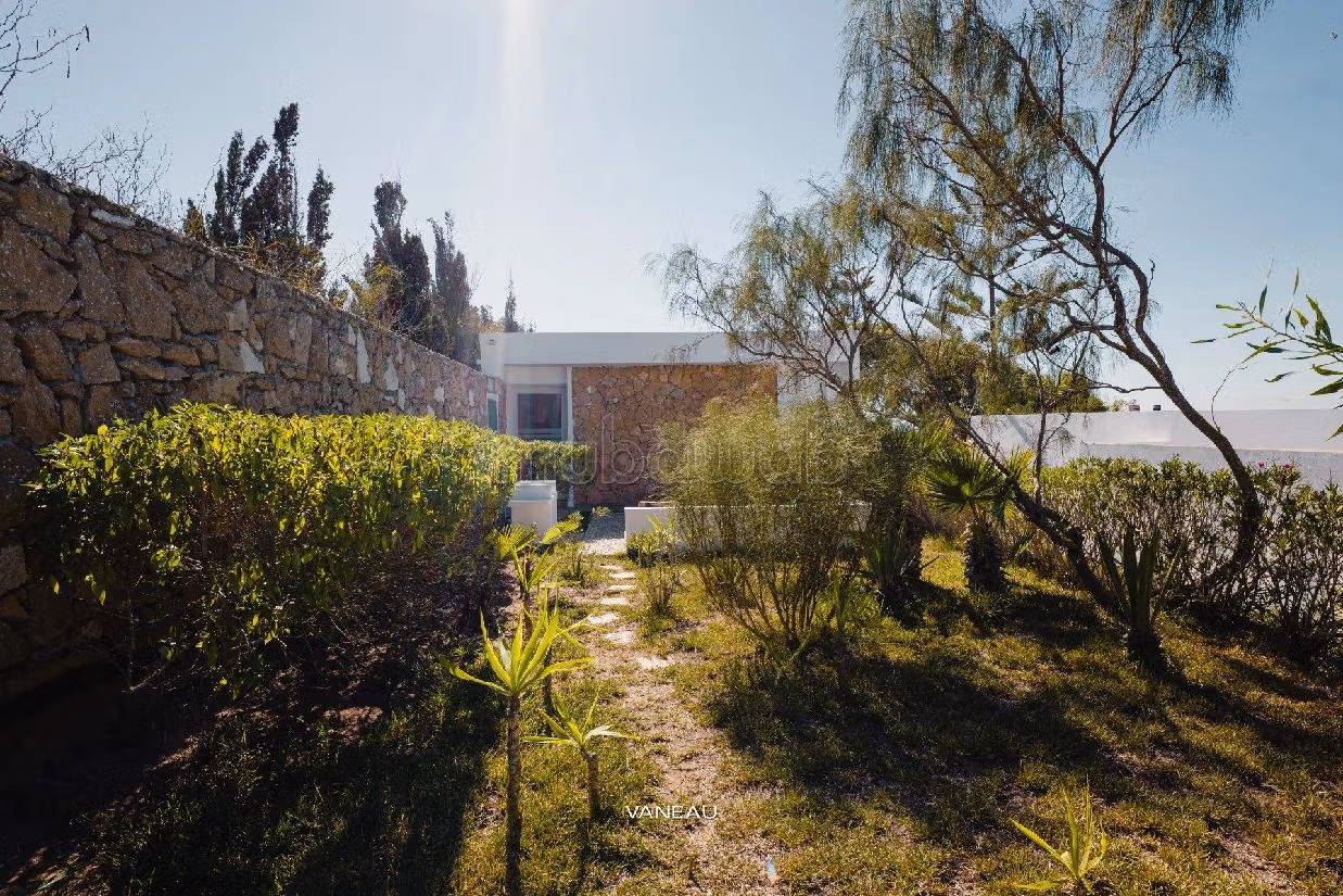 House for sale. 7 comfortable rooms. Garden and terrace. 