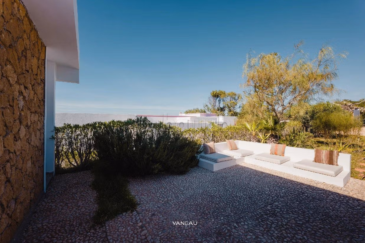 House for sale. 7 comfortable rooms. Garden and terrace. 