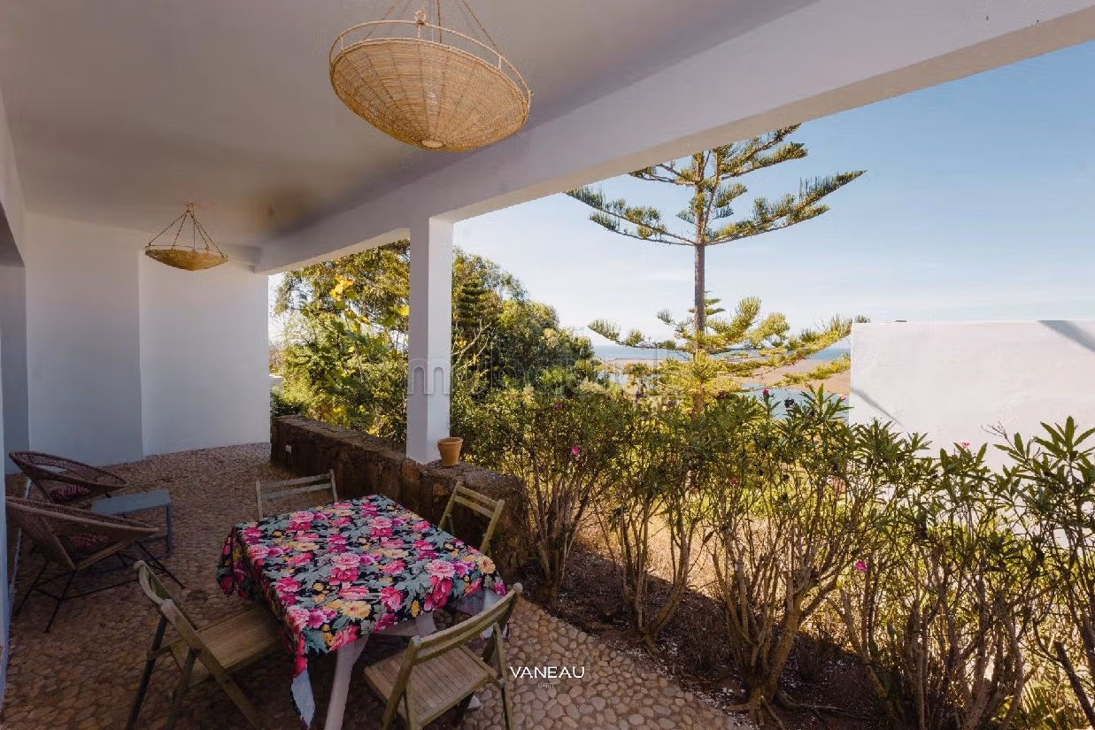 House for sale. 7 comfortable rooms. Garden and terrace. 