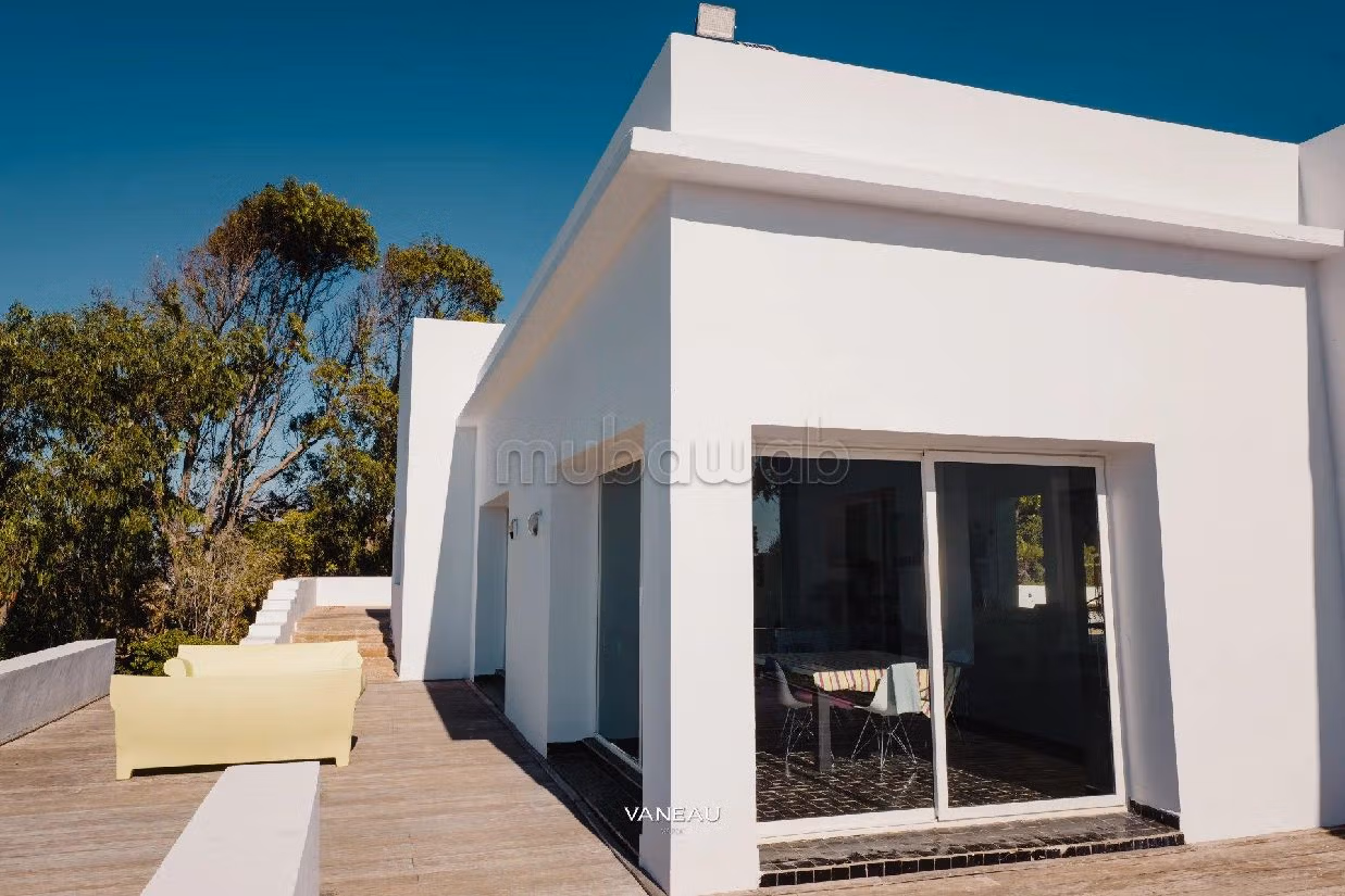 House for sale. 7 comfortable rooms. Garden and terrace. 