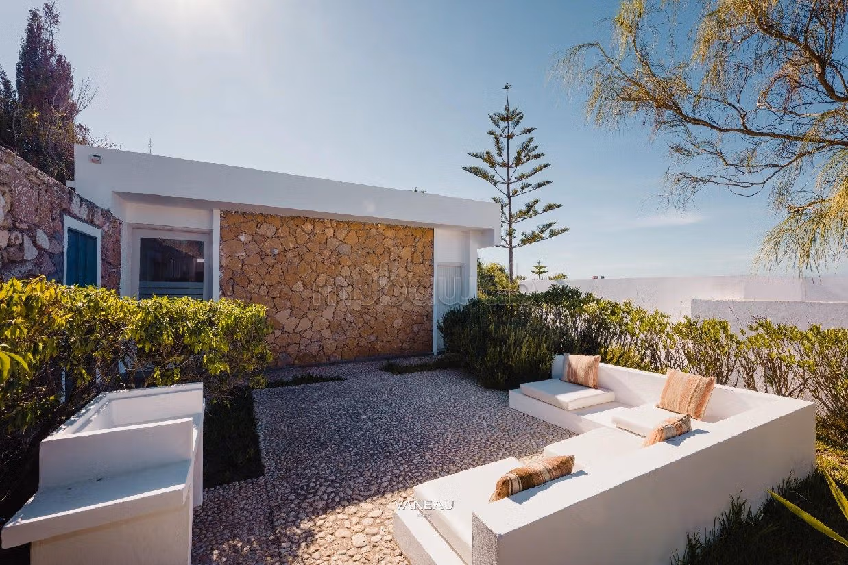 House for sale. 7 comfortable rooms. Garden and terrace. 