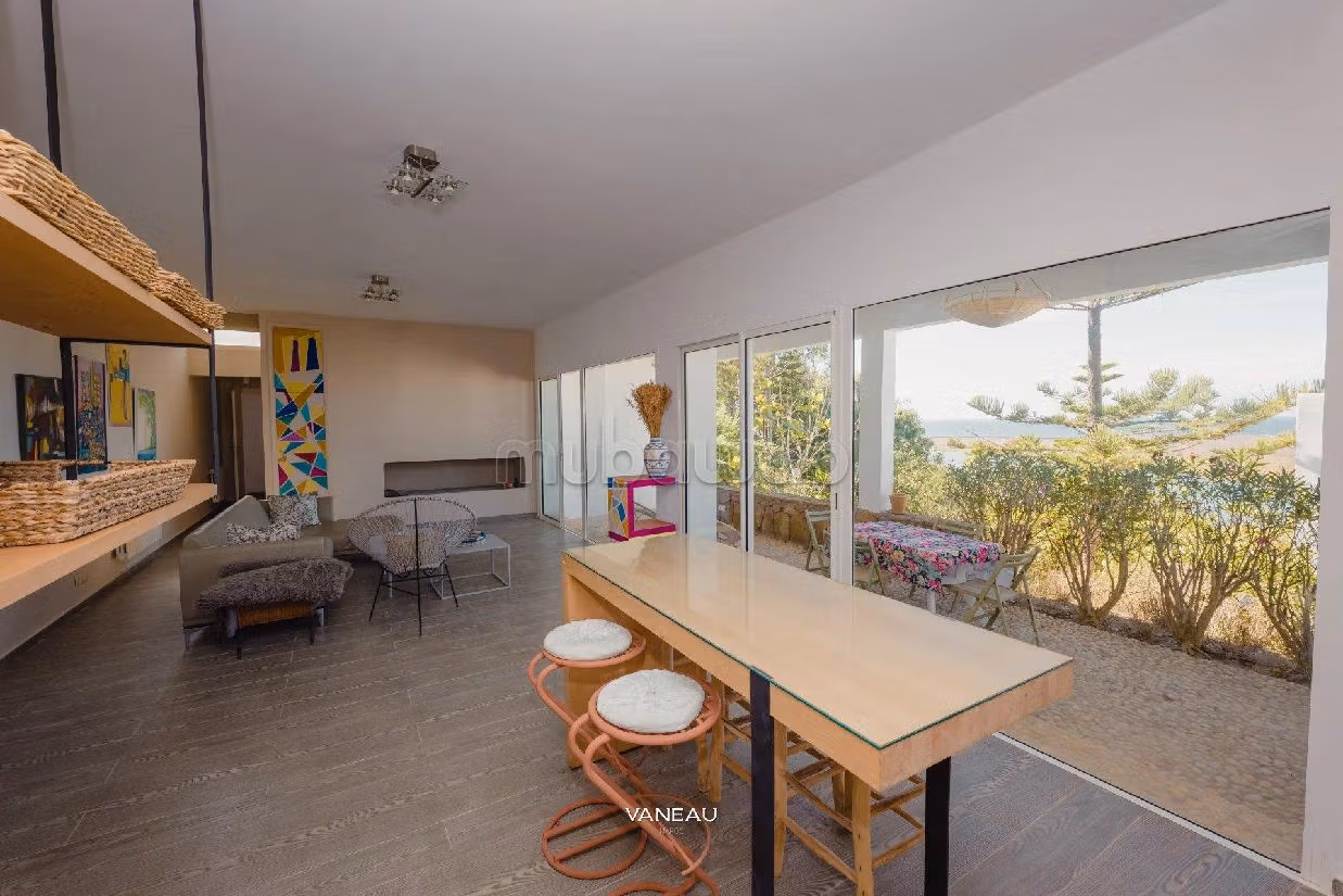 House for sale. 7 comfortable rooms. Garden and terrace. 