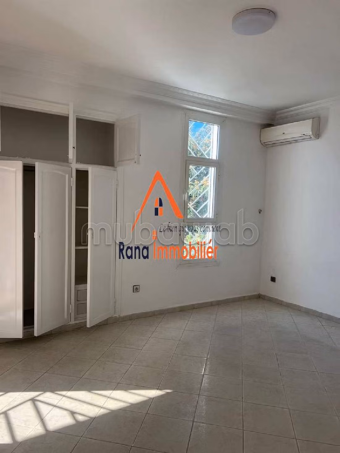 فيلا ممتازة للبيع بالرياض. 4 غرف رائعة. صالون مغربي تقليدي ، إقامة آمنة.