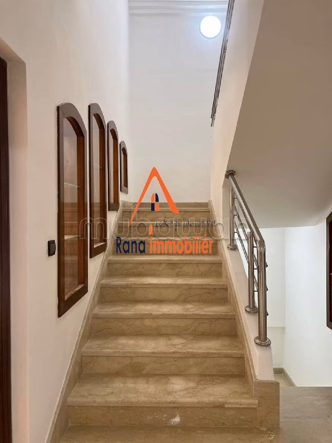 فيلا ممتازة للبيع بالرياض. 4 غرف رائعة. صالون مغربي تقليدي ، إقامة آمنة.