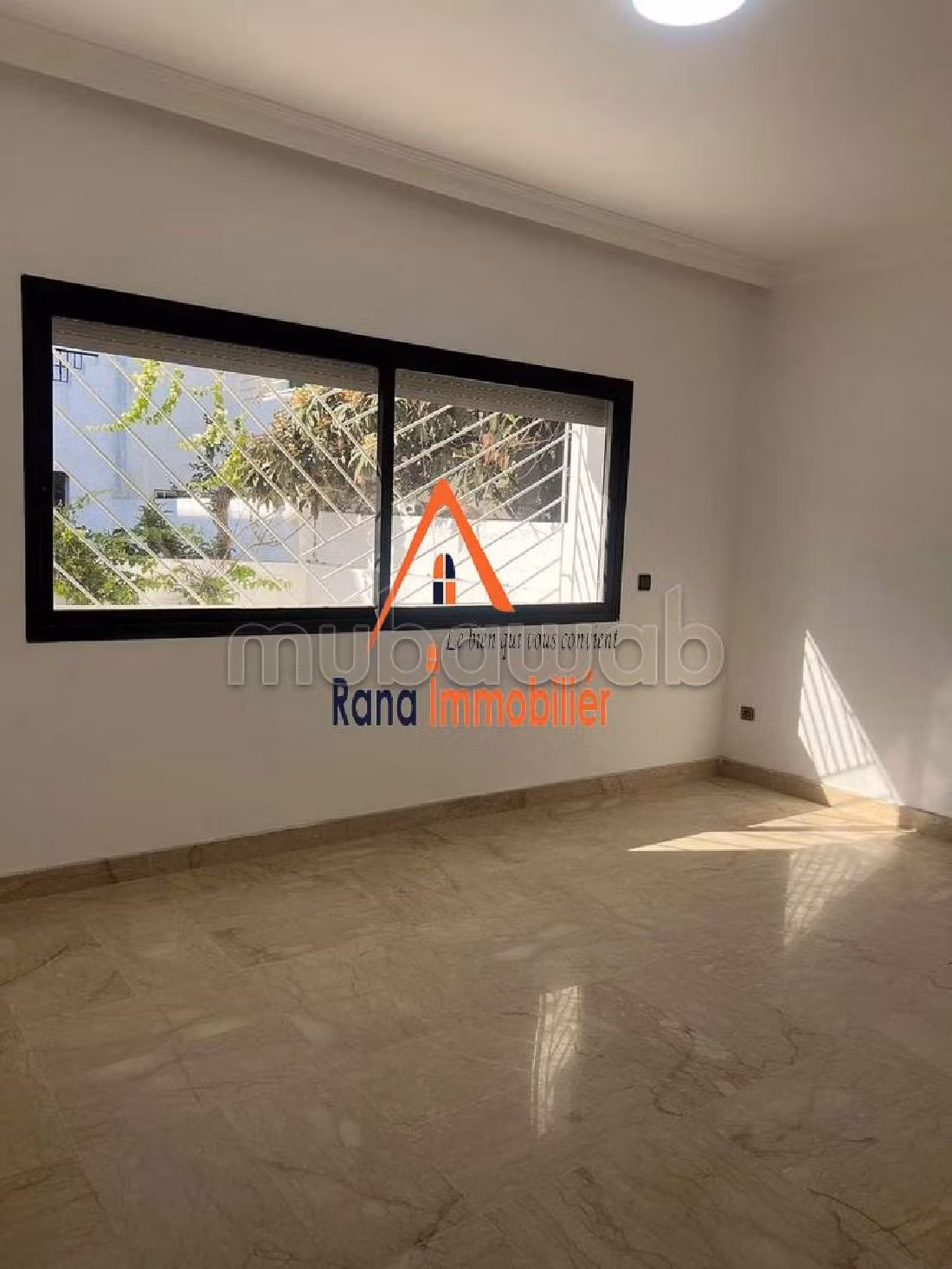 فيلا ممتازة للبيع بالرياض. 4 غرف رائعة. صالون مغربي تقليدي ، إقامة آمنة.