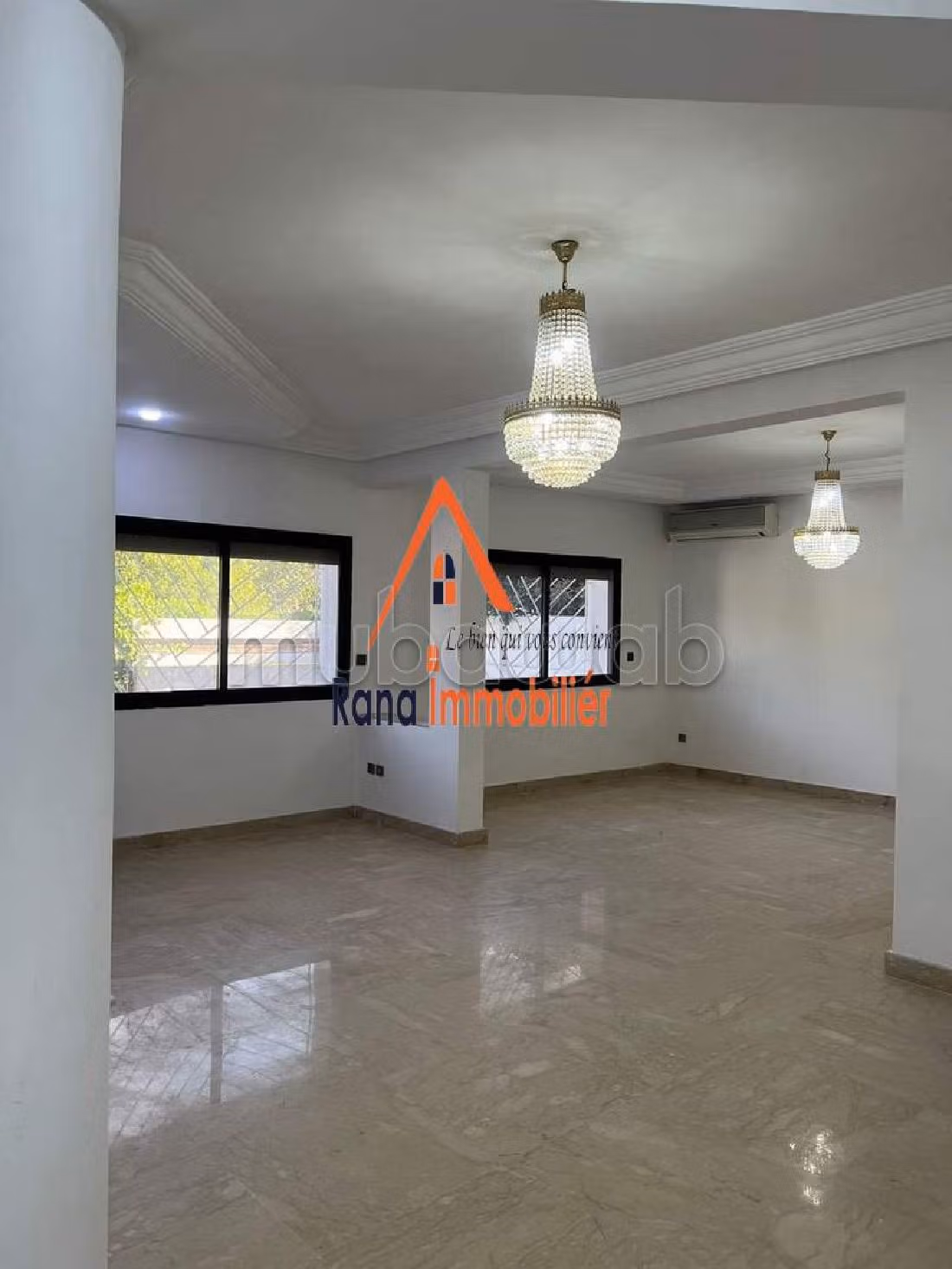 فيلا ممتازة للبيع بالرياض. 4 غرف رائعة. صالون مغربي تقليدي ، إقامة آمنة.