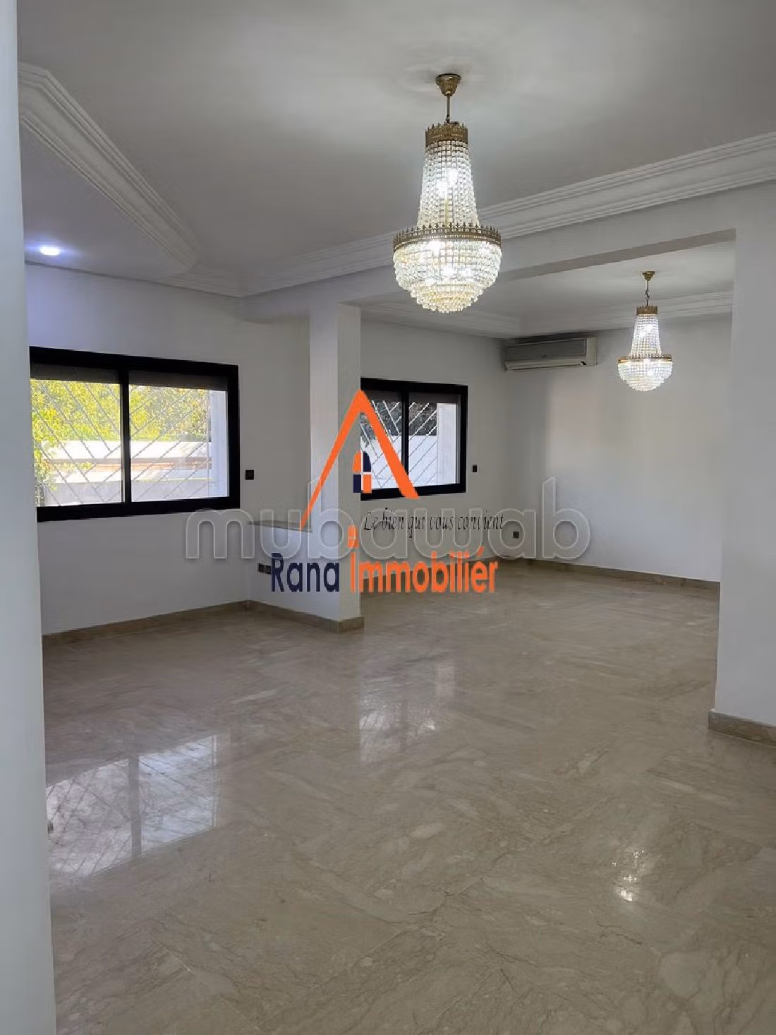 فيلا ممتازة للبيع بالرياض. 4 غرف رائعة. صالون مغربي تقليدي ، إقامة آمنة.