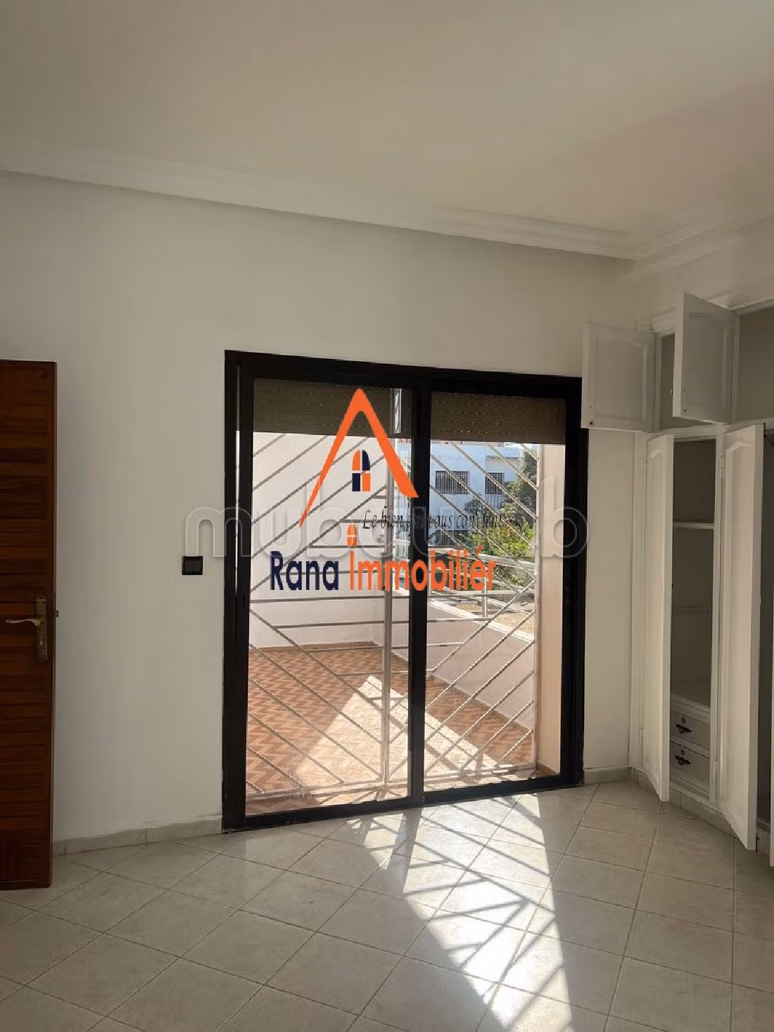 فيلا ممتازة للبيع بالرياض. 4 غرف رائعة. صالون مغربي تقليدي ، إقامة آمنة.