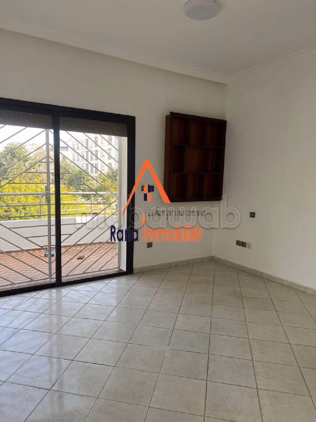 فيلا ممتازة للبيع بالرياض. 4 غرف رائعة. صالون مغربي تقليدي ، إقامة آمنة.