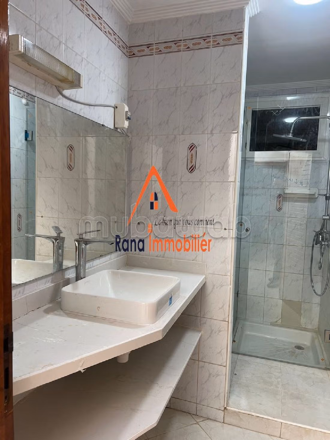 فيلا ممتازة للبيع بالرياض. 4 غرف رائعة. صالون مغربي تقليدي ، إقامة آمنة.