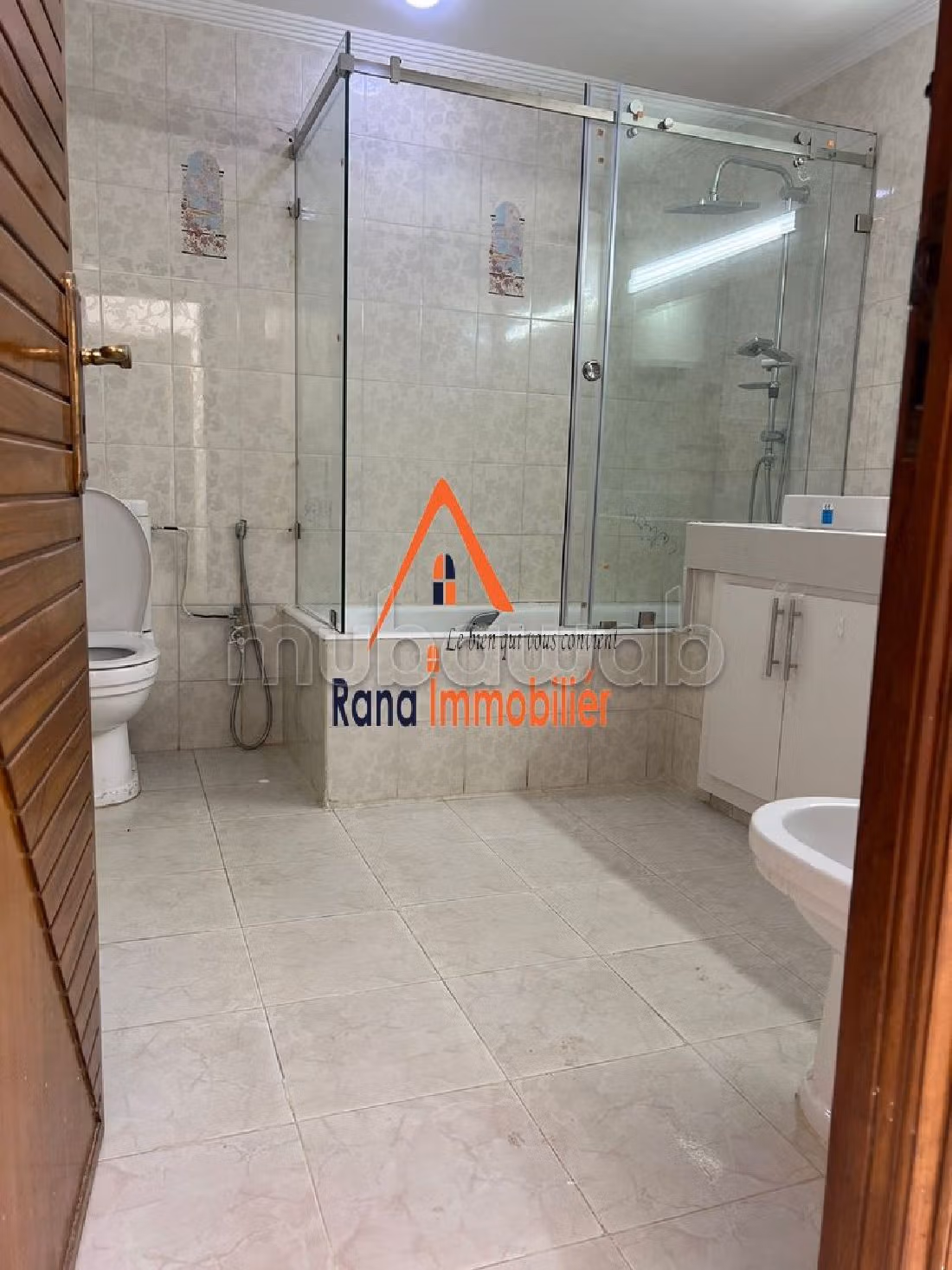 فيلا ممتازة للبيع بالرياض. 4 غرف رائعة. صالون مغربي تقليدي ، إقامة آمنة.