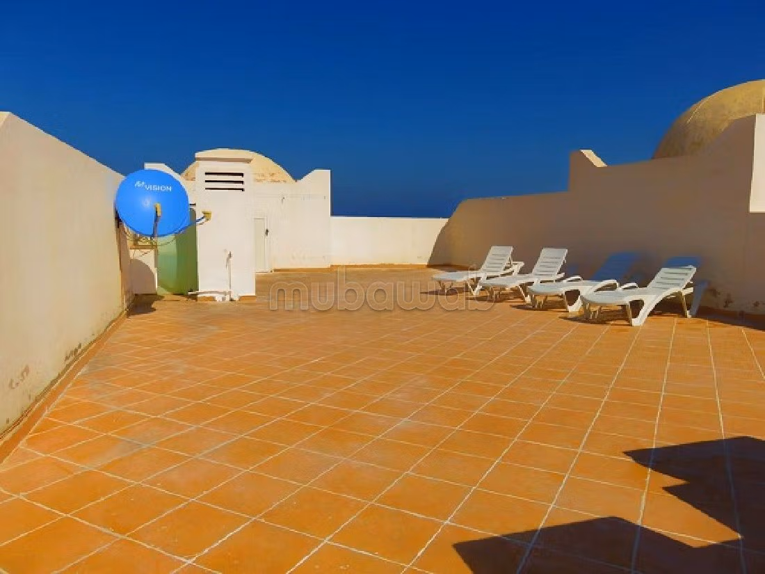 شقة رائعة للبيع بالسعيدية. 2 غرف ممتازة. مفروشة.