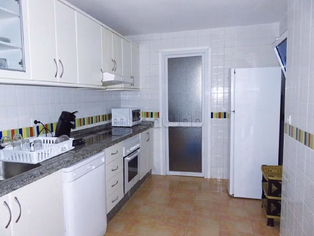 شقة رائعة للبيع بالسعيدية. 2 غرف ممتازة. مفروشة.