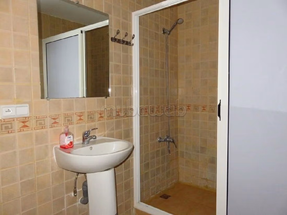 شقة رائعة للبيع بالسعيدية. 2 غرف ممتازة. مفروشة.