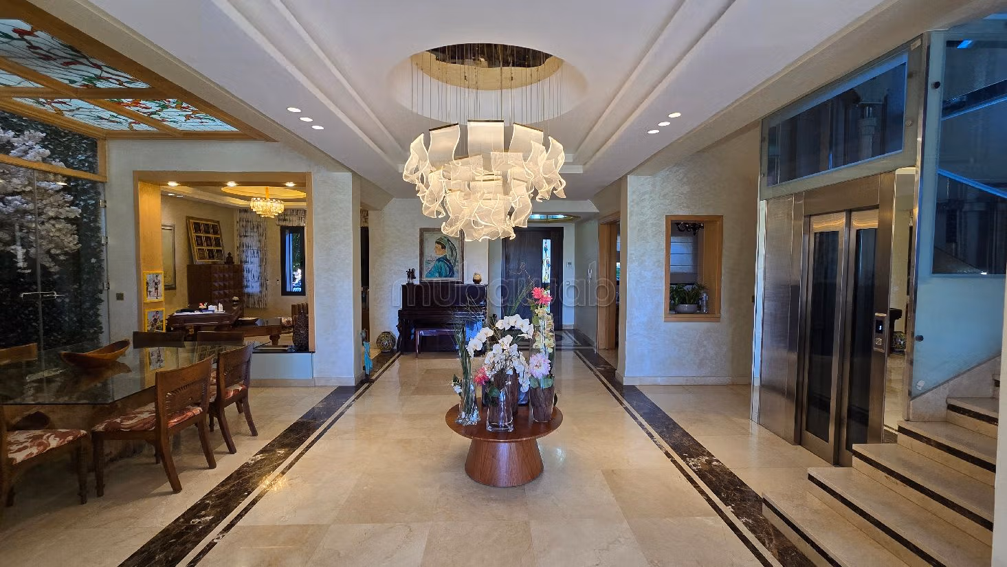 منزل فخم للبيع ب المدينة الخضراء. المساحة 667 م². صالون مغربي تقليدي ، إقامة آمنة. 