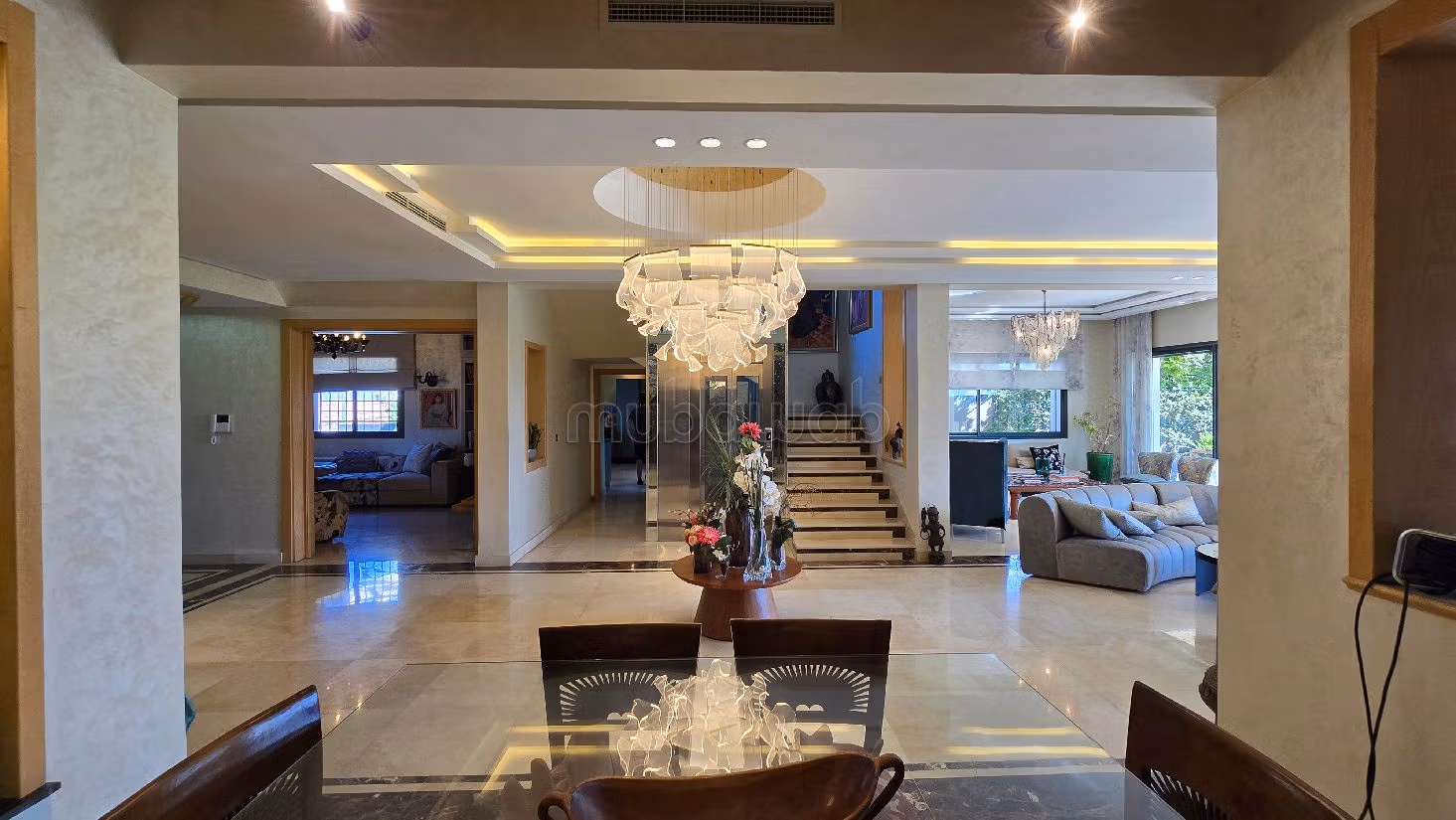 منزل فخم للبيع ب المدينة الخضراء. المساحة 667 م². صالون مغربي تقليدي ، إقامة آمنة. 