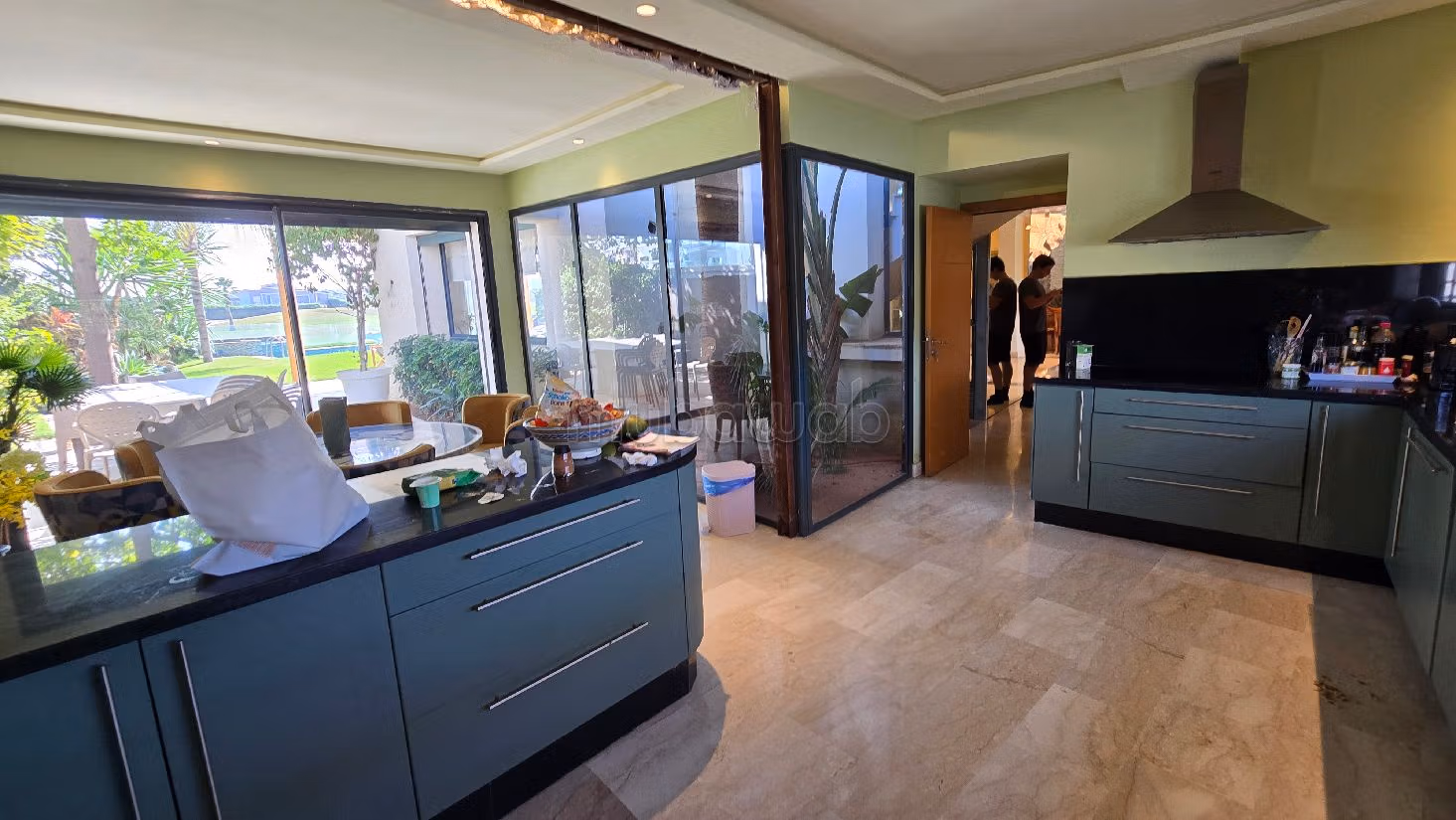 منزل فخم للبيع ب المدينة الخضراء. المساحة 667 م². صالون مغربي تقليدي ، إقامة آمنة. 