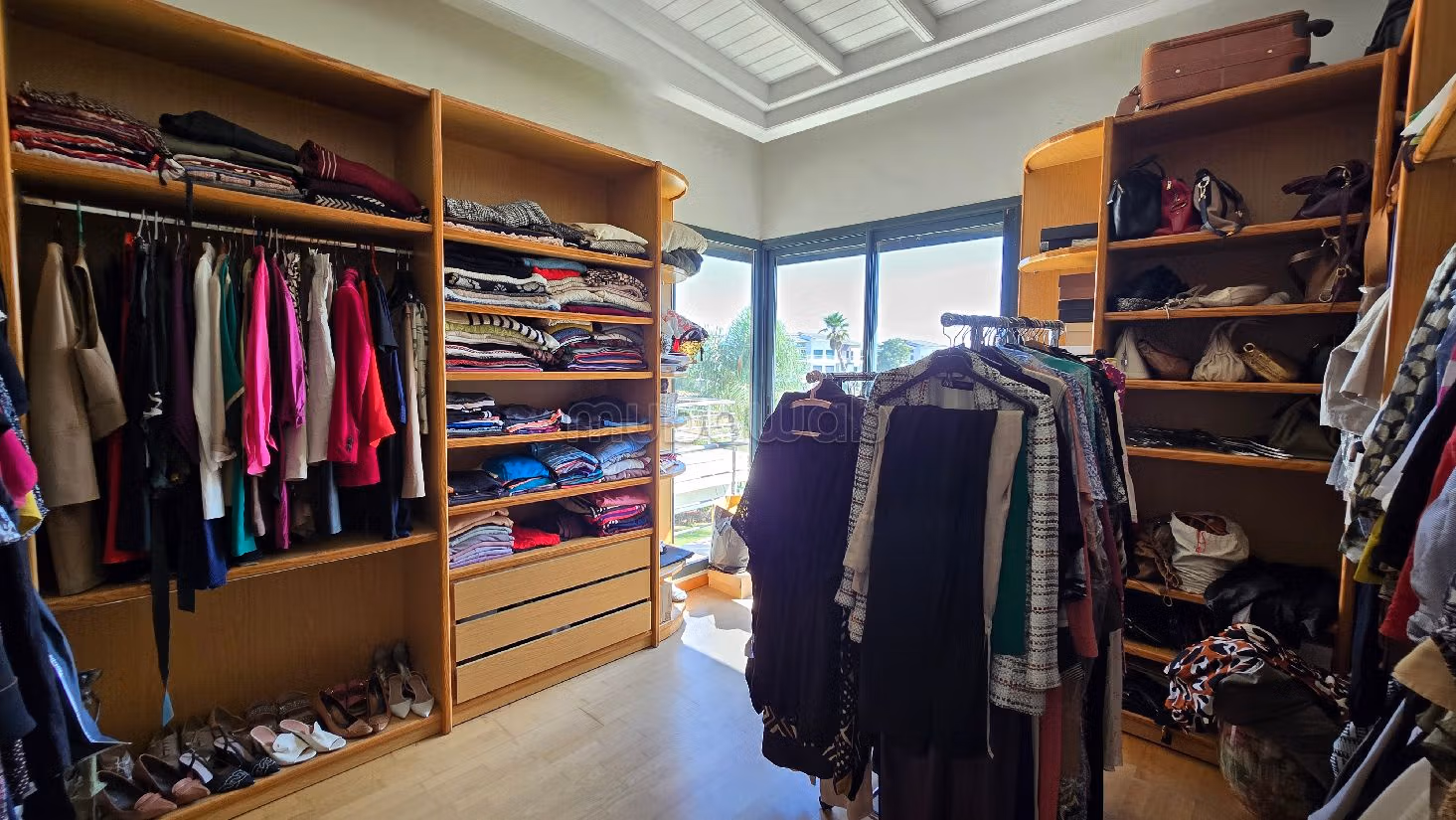 منزل فخم للبيع ب المدينة الخضراء. المساحة 667 م². صالون مغربي تقليدي ، إقامة آمنة. 