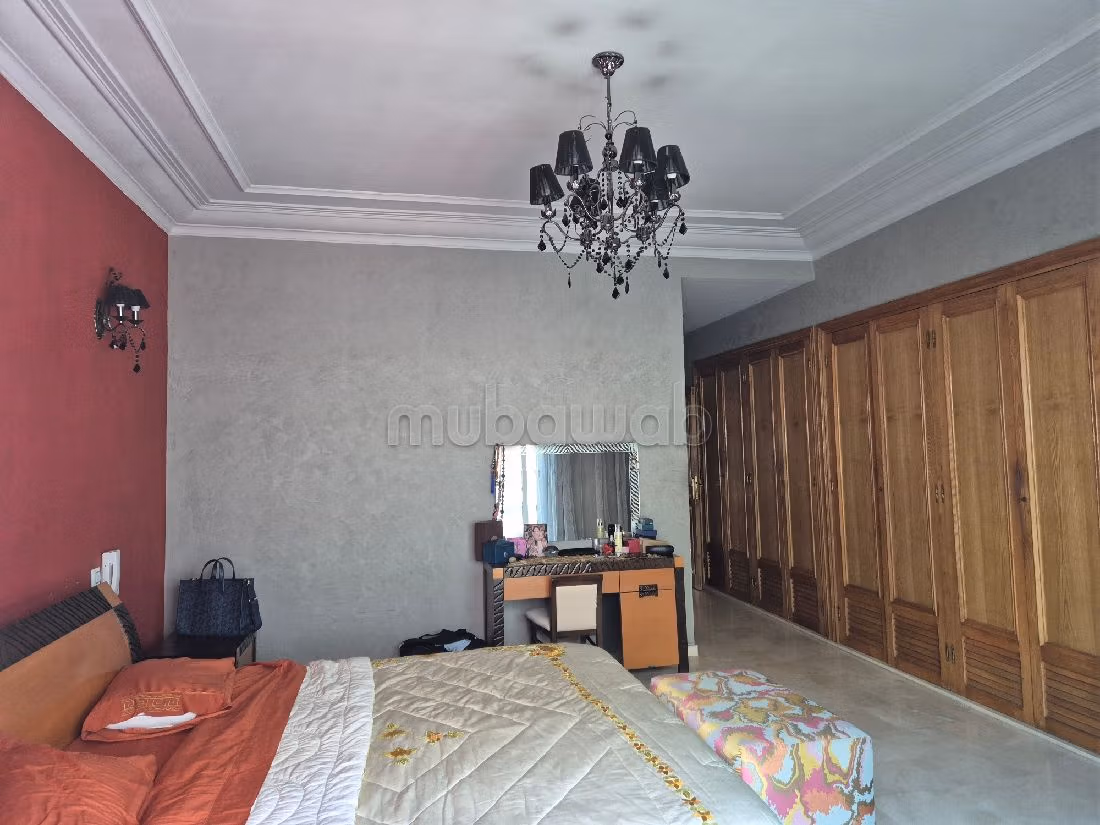 Bonito piso en alquiler en Racine. 3 dormitorios. está amueblado con buen gusto. 