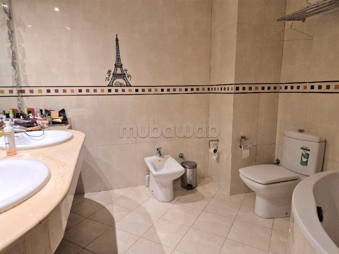 Bonito piso en alquiler en Racine. 3 dormitorios. está amueblado con buen gusto. 