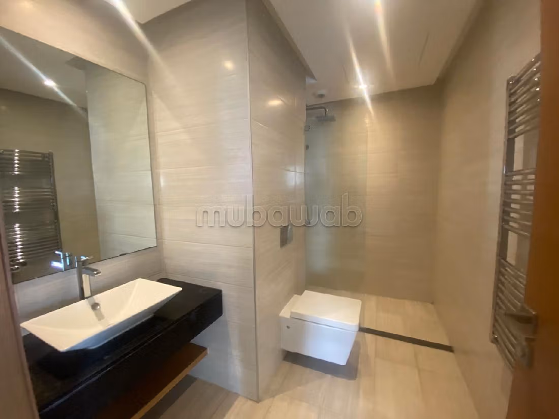 شقة للكراء ب الحي المالي للدار البيضاء. 1 جزء. حديقة وشرفة. 