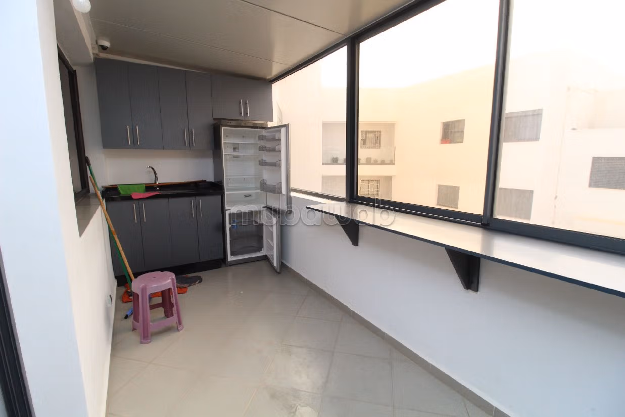 Te huur: kantoorruimte in Haut Founty. Totale oppervlakte 180 m². Lift en garage. 