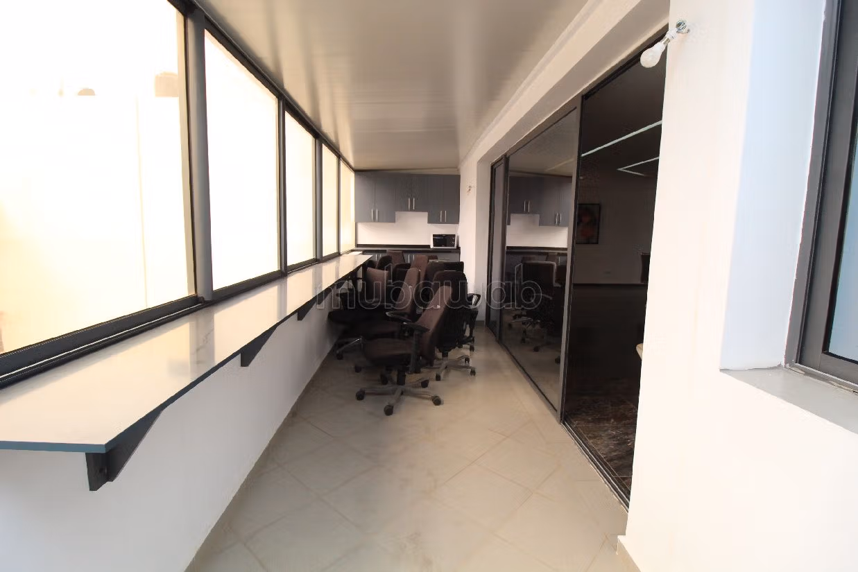 Te huur: kantoorruimte in Haut Founty. Totale oppervlakte 180 m². Lift en garage. 