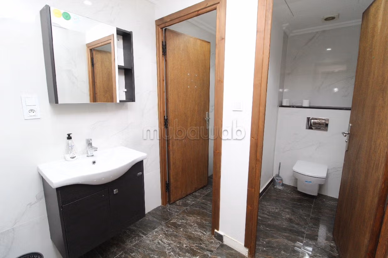 Te huur: kantoorruimte in Haut Founty. Totale oppervlakte 180 m². Lift en garage. 