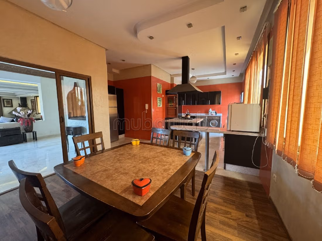 Suntuosa villa en venta en Amelkis. 6 bonitas habitaciones. Salón con chimenea, sistema de aire condicionado general. 