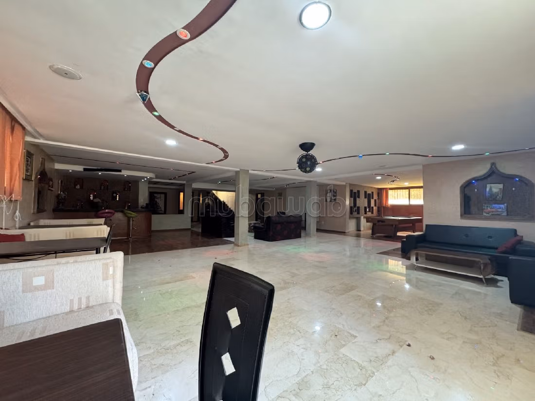 Suntuosa villa en venta en Amelkis. 6 bonitas habitaciones. Salón con chimenea, sistema de aire condicionado general. 