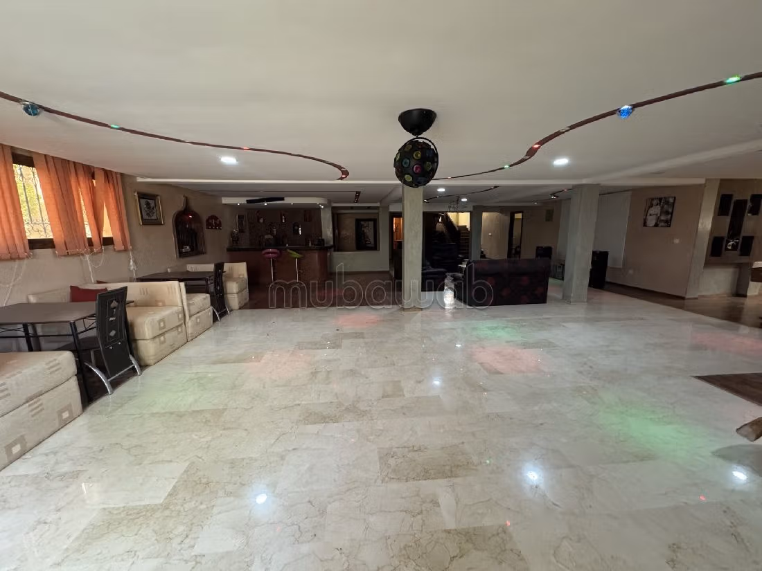 Suntuosa villa en venta en Amelkis. 6 bonitas habitaciones. Salón con chimenea, sistema de aire condicionado general. 