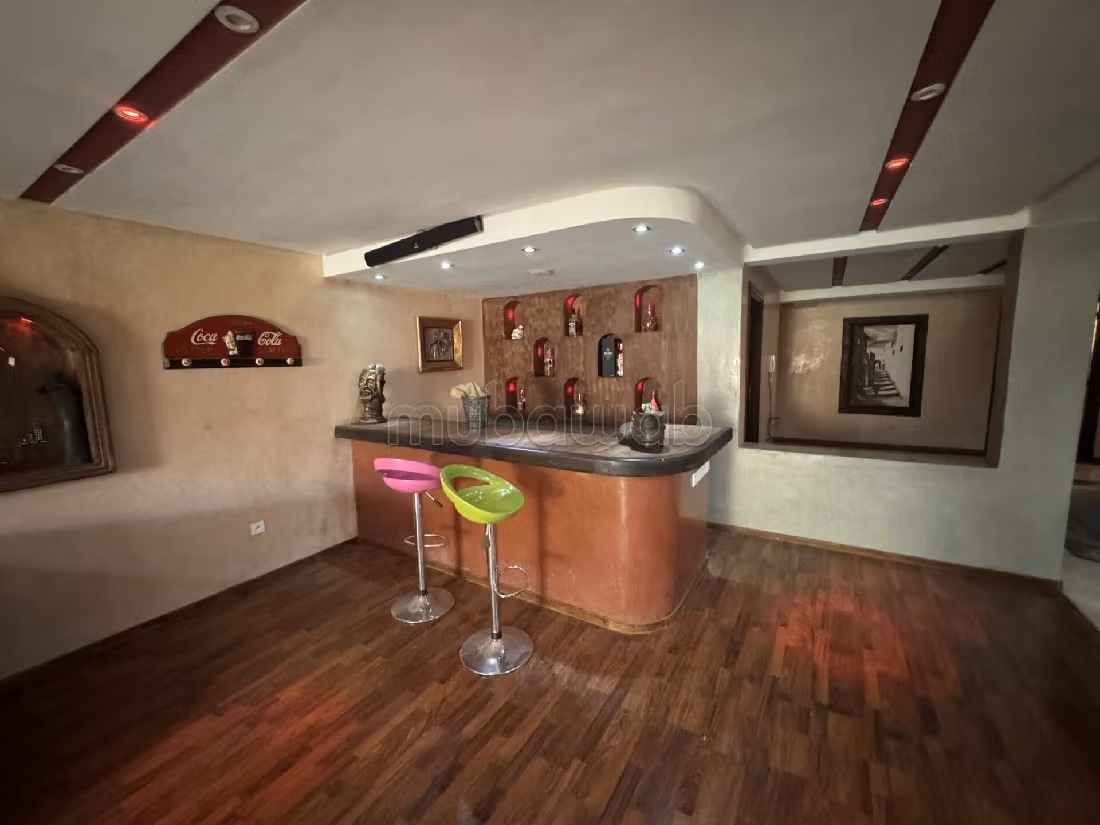 Suntuosa villa en venta en Amelkis. 6 bonitas habitaciones. Salón con chimenea, sistema de aire condicionado general. 