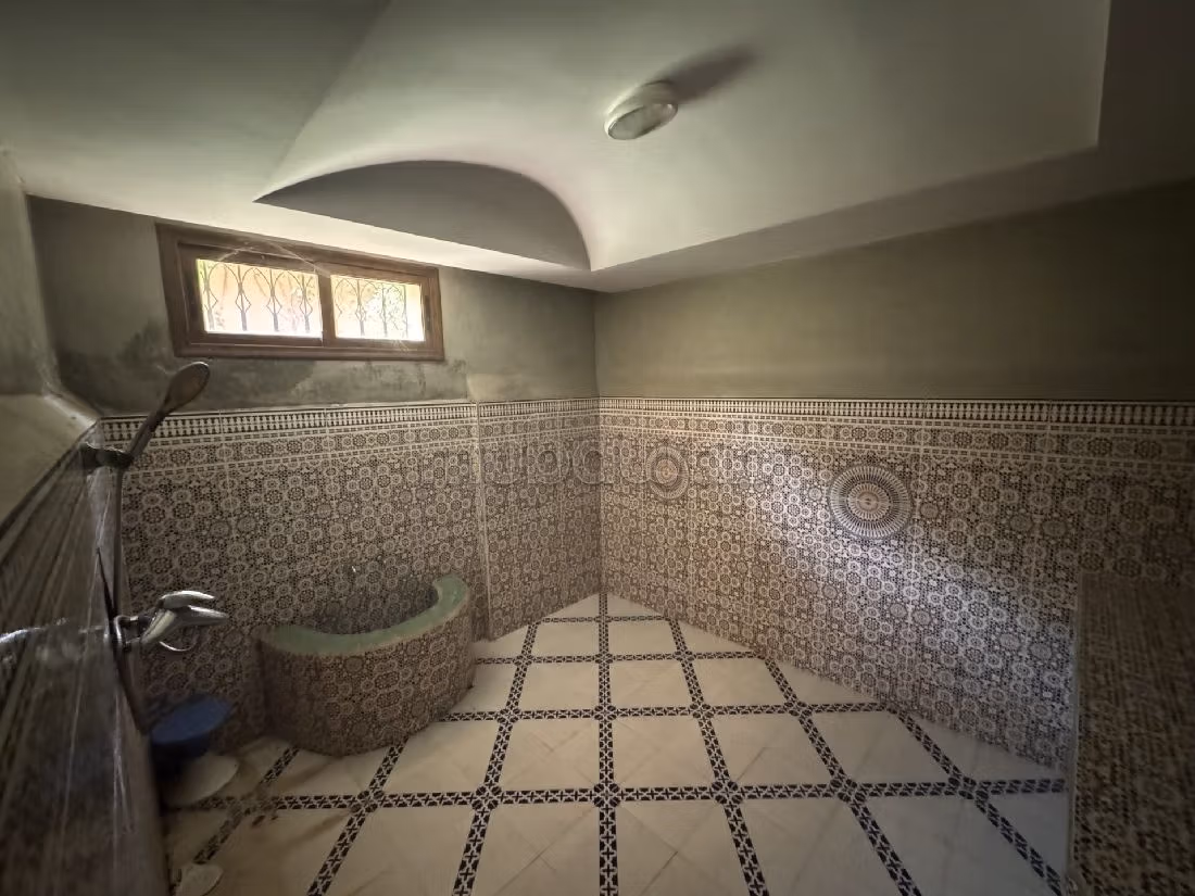 Suntuosa villa en venta en Amelkis. 6 bonitas habitaciones. Salón con chimenea, sistema de aire condicionado general. 