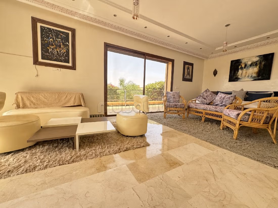 Suntuosa villa en venta en Amelkis. 6 bonitas habitaciones. Salón con chimenea, sistema de aire condicionado general. 