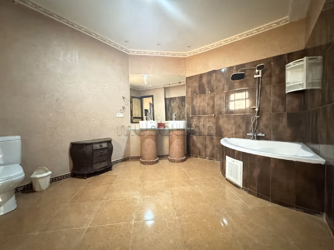 Suntuosa villa en venta en Amelkis. 6 bonitas habitaciones. Salón con chimenea, sistema de aire condicionado general. 