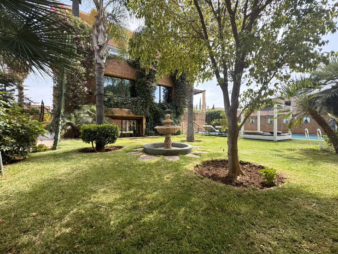 Suntuosa villa en venta en Amelkis. 6 bonitas habitaciones. Salón con chimenea, sistema de aire condicionado general. 