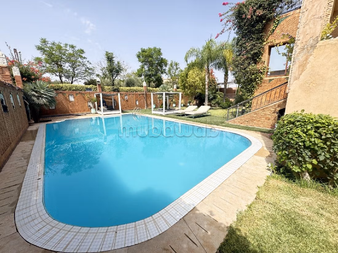 Suntuosa villa en venta en Amelkis. 6 bonitas habitaciones. Salón con chimenea, sistema de aire condicionado general. 