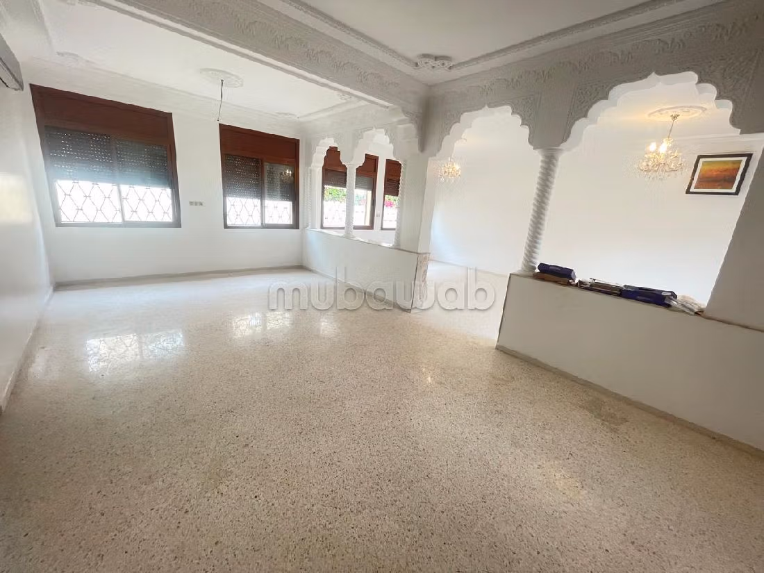 كراء فيلا ممتازة ب فونتي العليا. 3 غرف. شرفة رائعة. 