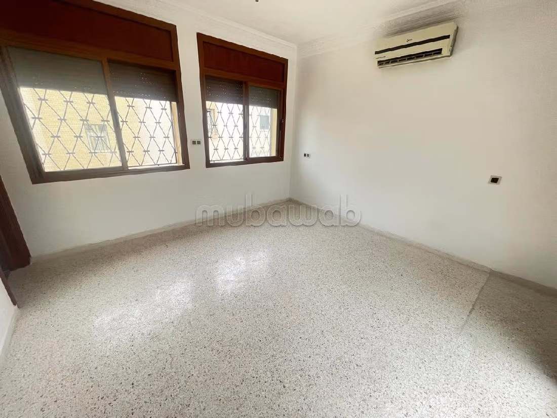 كراء فيلا ممتازة ب فونتي العليا. 3 غرف. شرفة رائعة. 