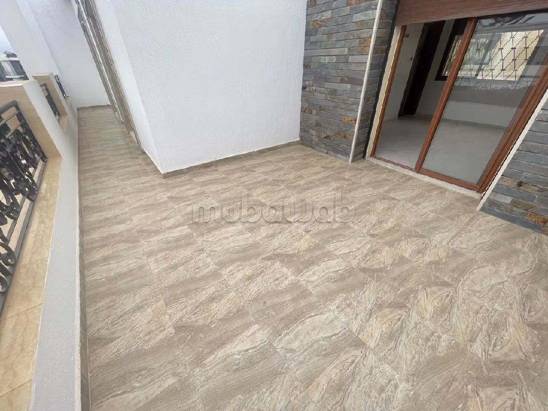 كراء فيلا ممتازة ب فونتي العليا. 3 غرف. شرفة رائعة. 