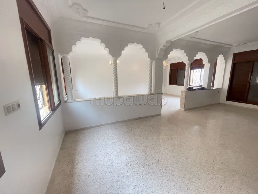 كراء فيلا ممتازة ب فونتي العليا. 3 غرف. شرفة رائعة. 