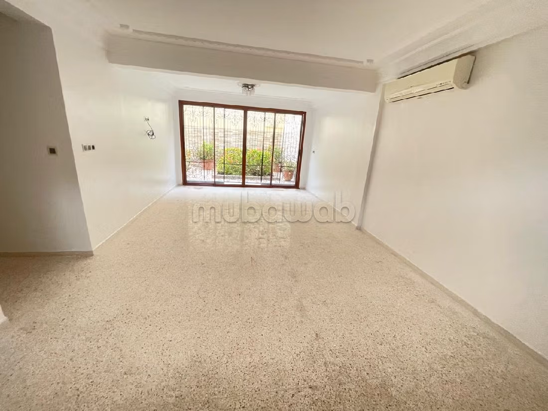 كراء فيلا ممتازة ب فونتي العليا. 3 غرف. شرفة رائعة. 