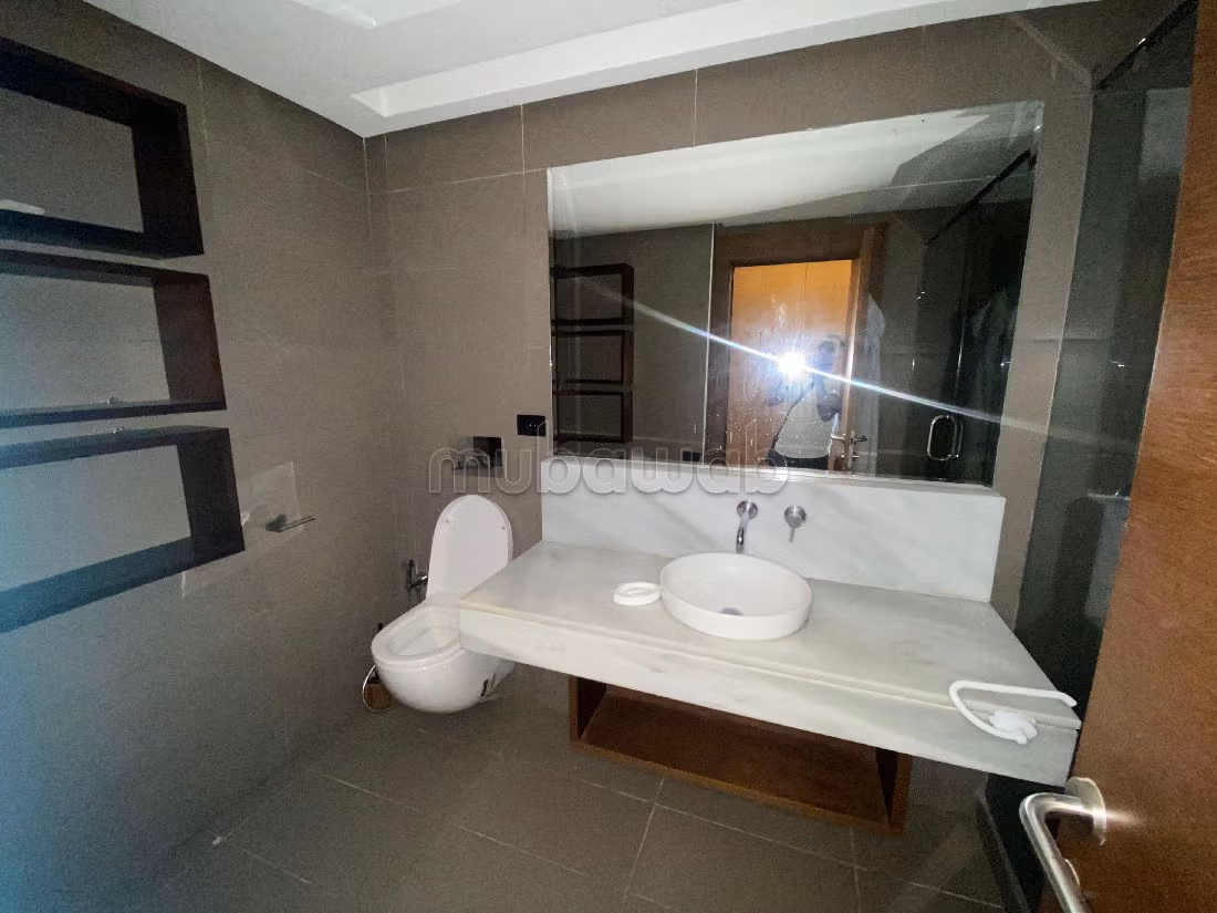 Apartment for rent in Souissi. 4 comfortable rooms. Reinforced door and satellite dish. 